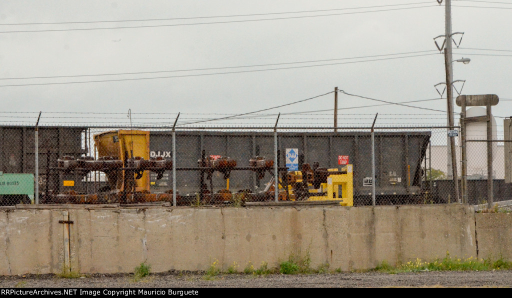 DJJX Gondolas in the yard